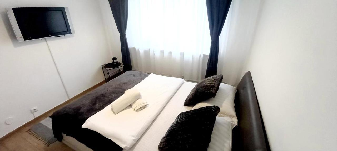 33 Coquette Apartment Baia Mare Buitenkant foto