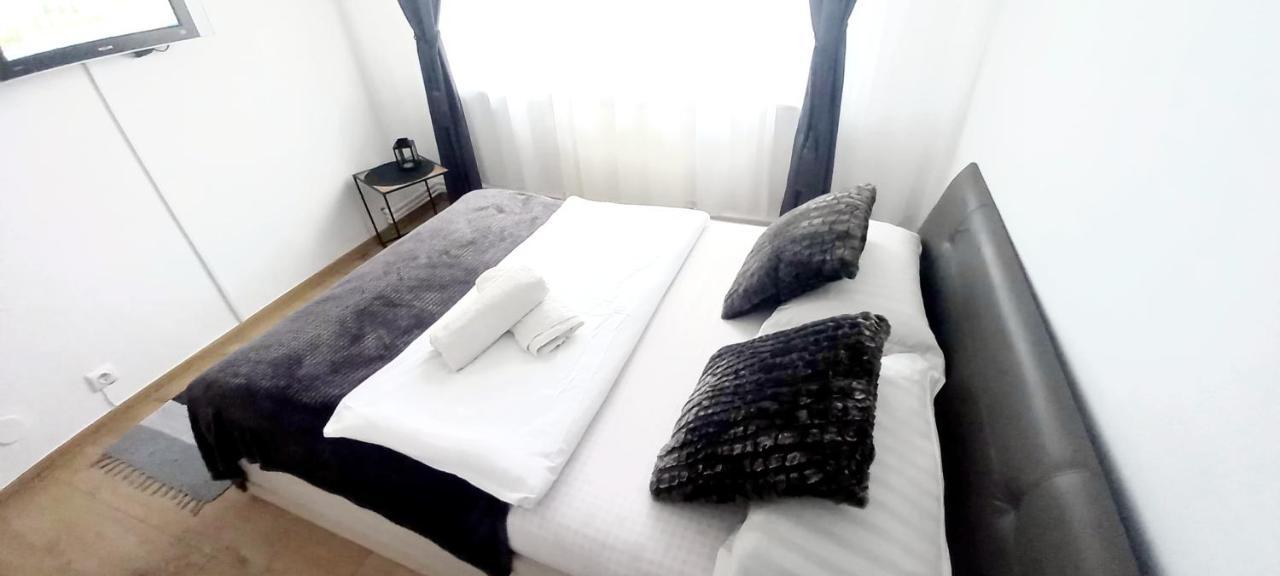 33 Coquette Apartment Baia Mare Buitenkant foto